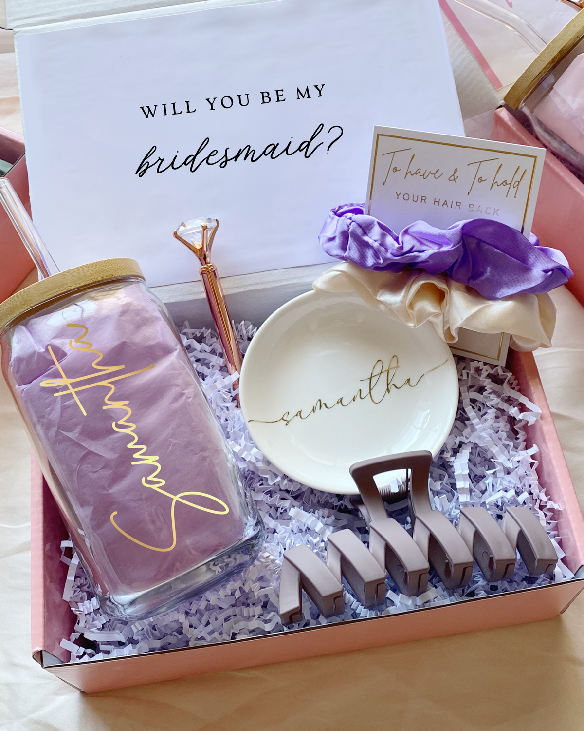 Personalized lilac bridesmaid gift set with customizable role titles – maid of honor, matron of honor, or your own message. Includes glass tumbler, jewelry dish, scrunchie, hair claw clip, and diamond pen.