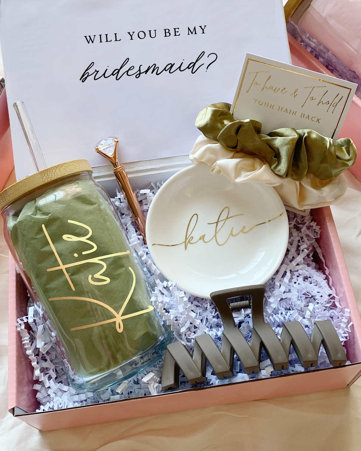 Personalized olive bridesmaid gift set with customizable role titles – maid of honor, matron of honor, or your own message. Includes glass tumbler, jewelry dish, scrunchie, hair claw clip, and diamond pen.