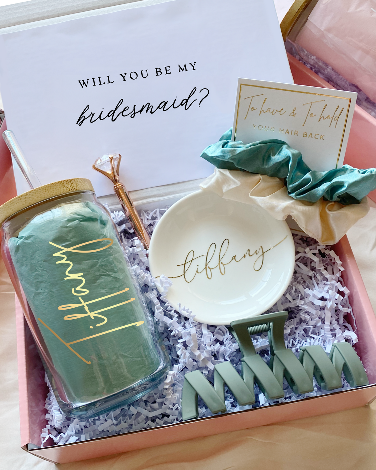 Personalized teal bridesmaid gift set with customizable role titles – maid of honor, matron of honor, or your own message. Includes glass tumbler, jewelry dish, scrunchie, hair claw clip, and diamond pen.